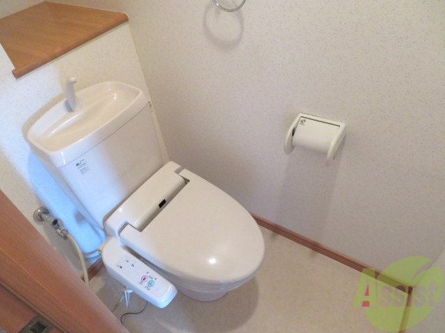 トイレ　ウォシュレット機能がついたトイレです。安心して使用できますね
