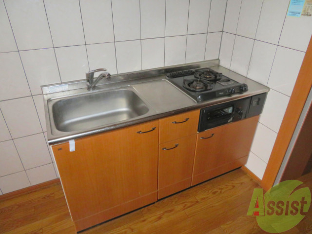 キッチン　二口コンロがついたシステムキッチンでお料理も楽々ですね。