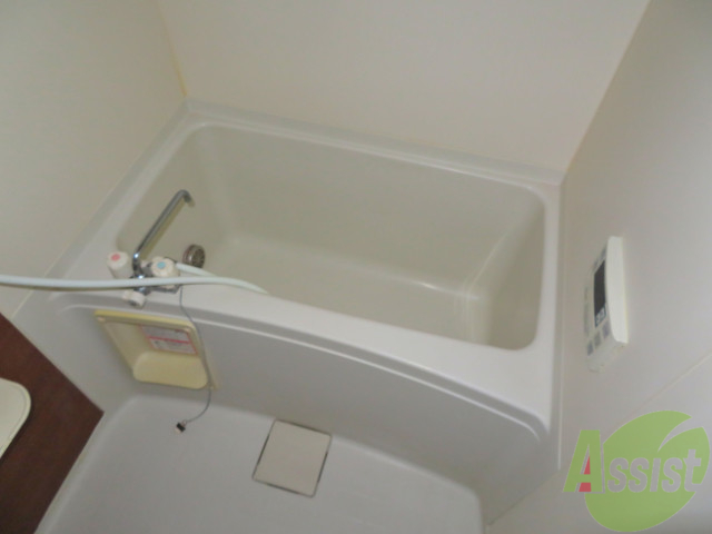 バス・シャワールーム　広いバスタブで足を延ばせてゆっくりできますね。