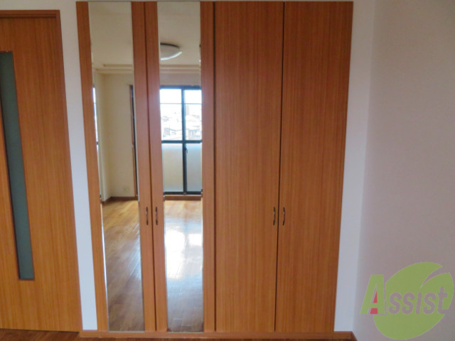 収納　収納に鏡がついて朝の支度も楽ちんですね。