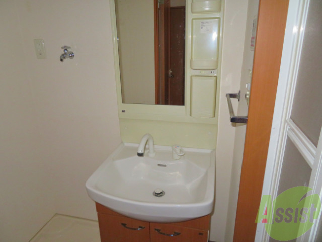 洗面設備　独立洗面台がついて忙しい朝でも快適ですね。