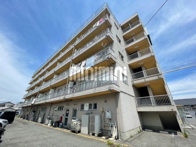 建物外観　エレベーター付きのマンション