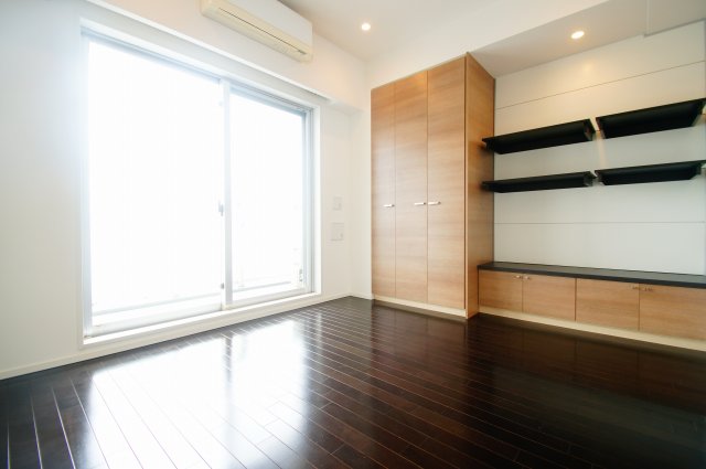 居室・リビング　落ち着いた色合いの床材を使用した居住空間です。
