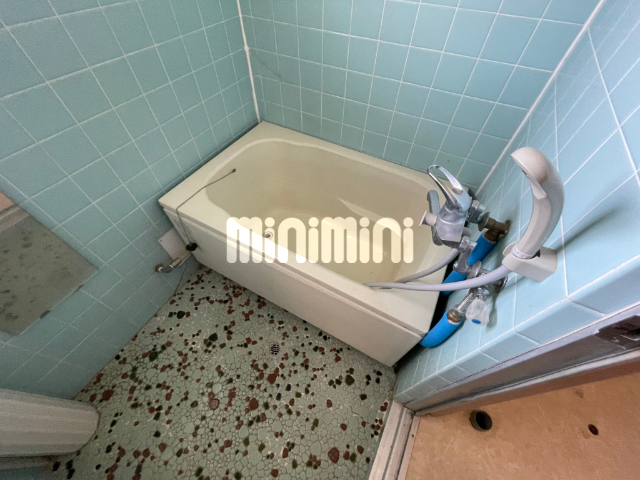 バス・シャワールーム　浴室にも窓があります。