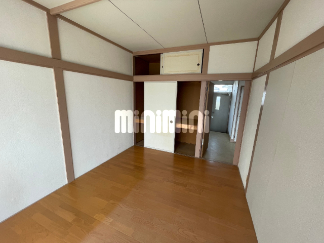 居室・リビング　押入れ収納あります。