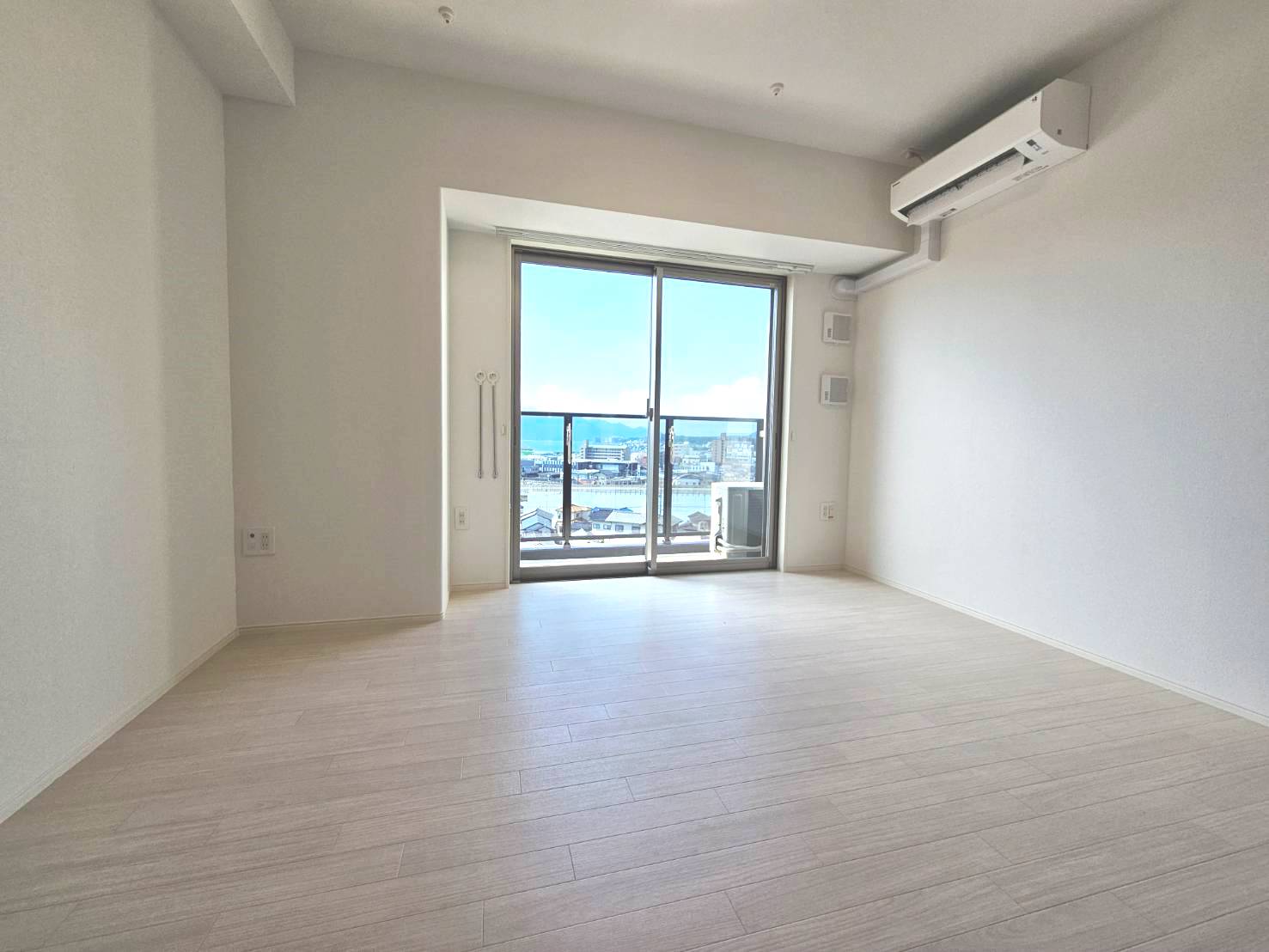 その他部屋・スペース　壁面にも収納棚あり。