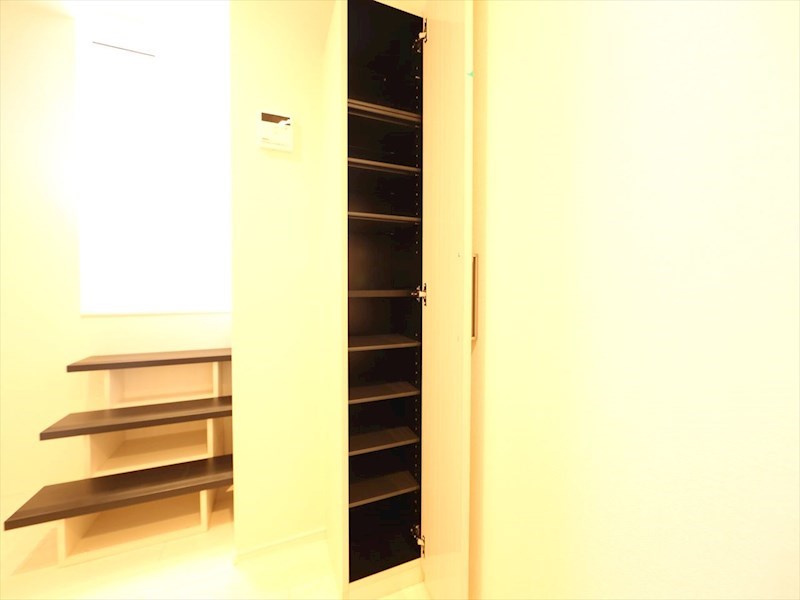 玄関　玄関　シューズボックス付（収納充実してます）　同仕様写真