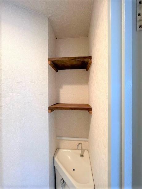その他設備　トイレにはストック棚もございます