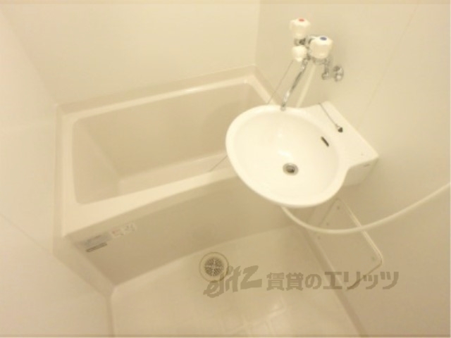 バス・シャワールーム　清潔感のあるお風呂です