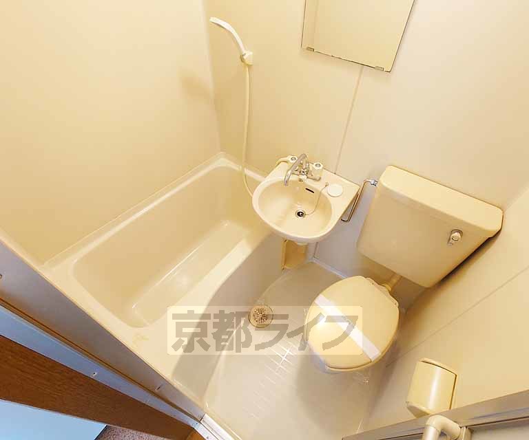 バス・シャワールーム　清潔感のあるバスルームです。