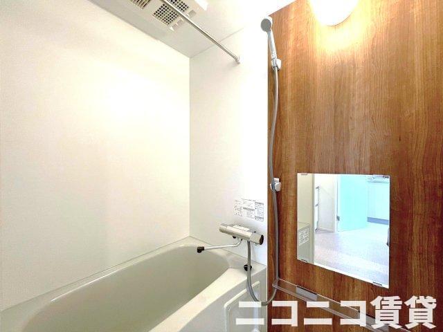 バス・シャワールーム　浴室乾燥機つきで洗濯物も干せます。※モデルルーム