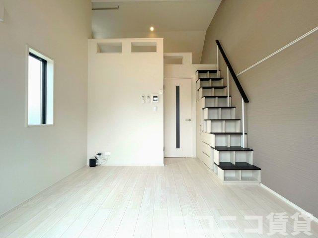 居室・リビング　目線の高さの広いロフト付き　※モデルルーム