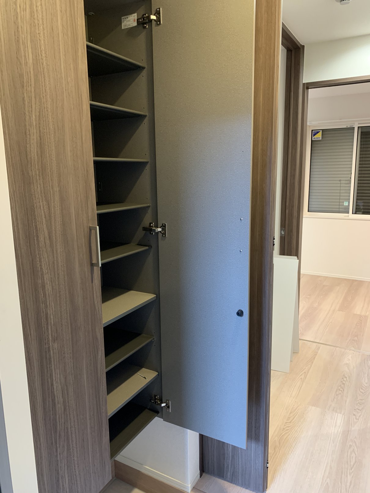 玄関　収納たっぷりの下駄箱付