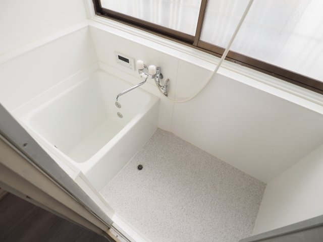 バス・シャワールーム　コンパクトで使いやすいお風呂です