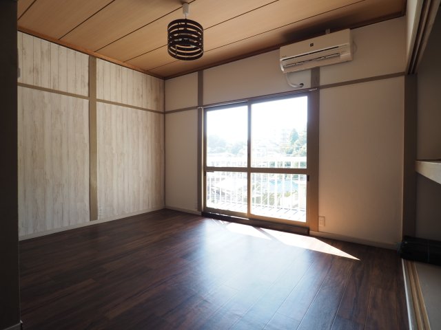 その他　落ち着いた色調の寝室です