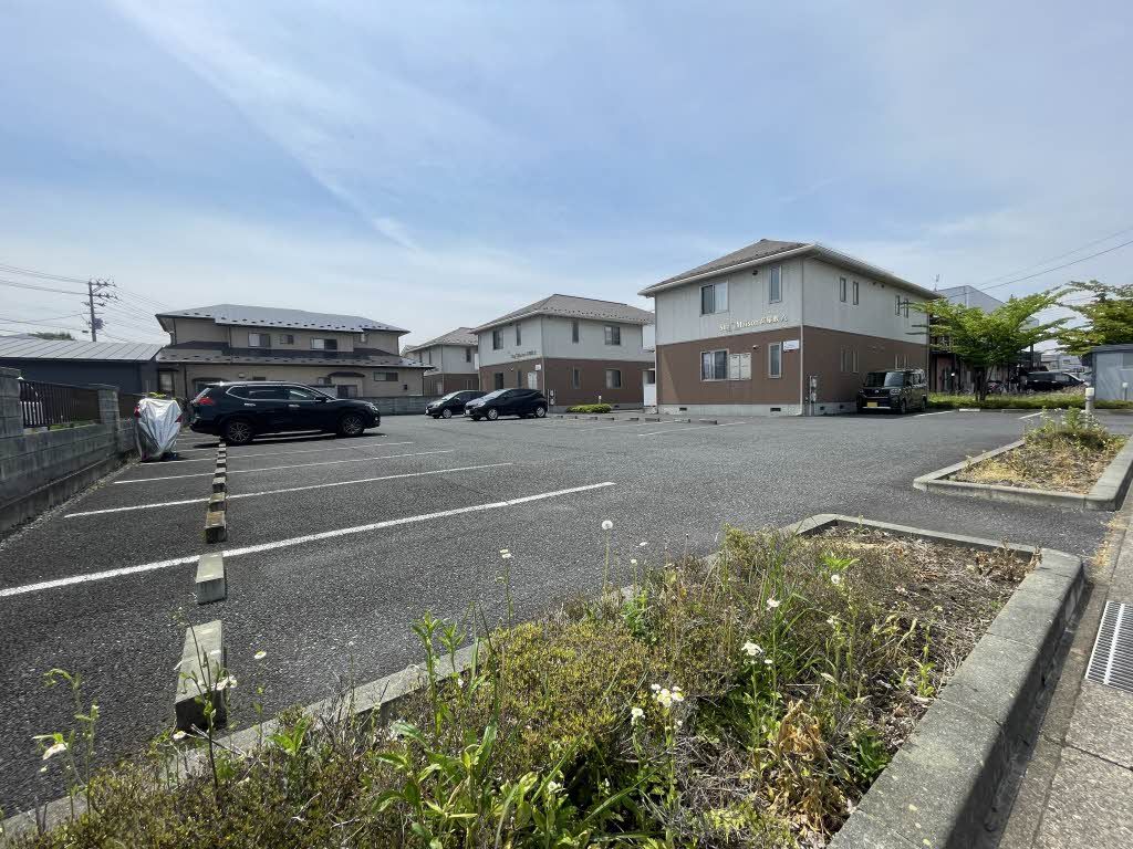 建物外観　駐車場