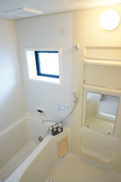 バス・シャワールーム　窓のある解放感のあるバスルーム