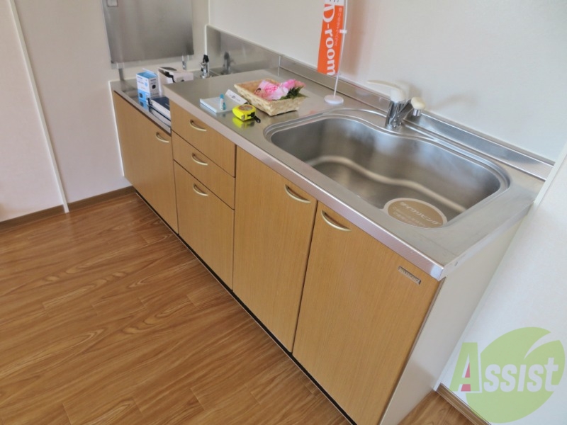 キッチン　キッチンは２口コンロも置けるくらい広々していますね、