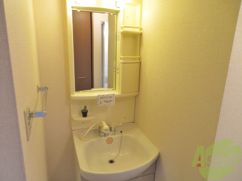 洗面設備　洗面台は独立洗面台です。毎日の身支度が楽しくなりそうですね。