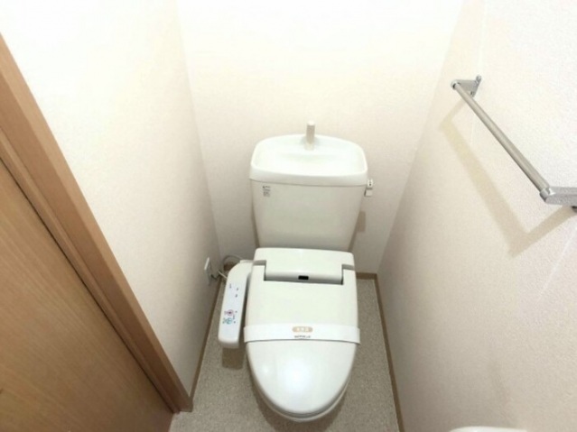 トイレ　温水洗浄暖房便座です。