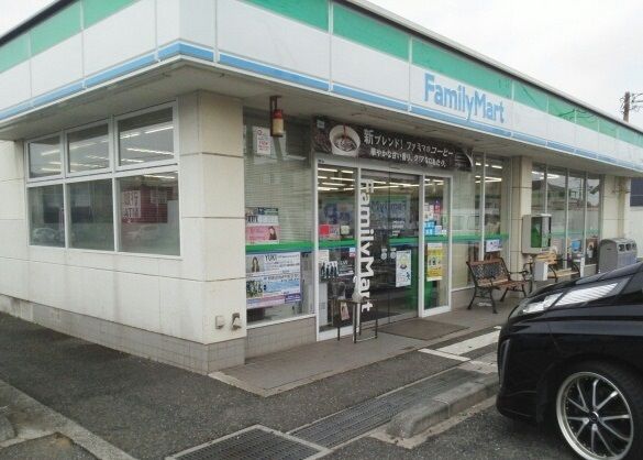 コンビニ　ファミリーマート（コンビニ）まで300m