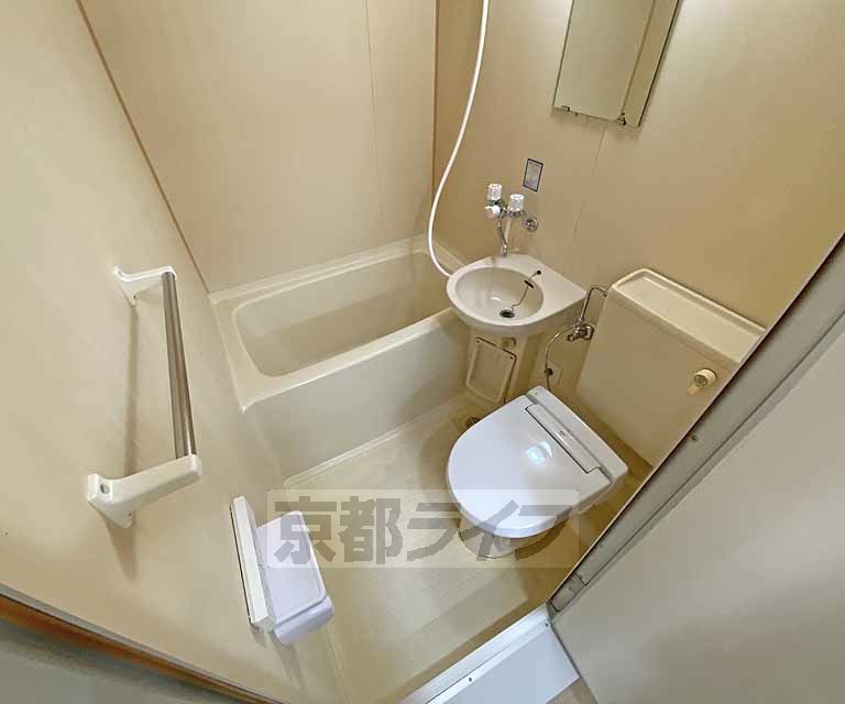 バス・シャワールーム　清潔感のあるユニットバスです。