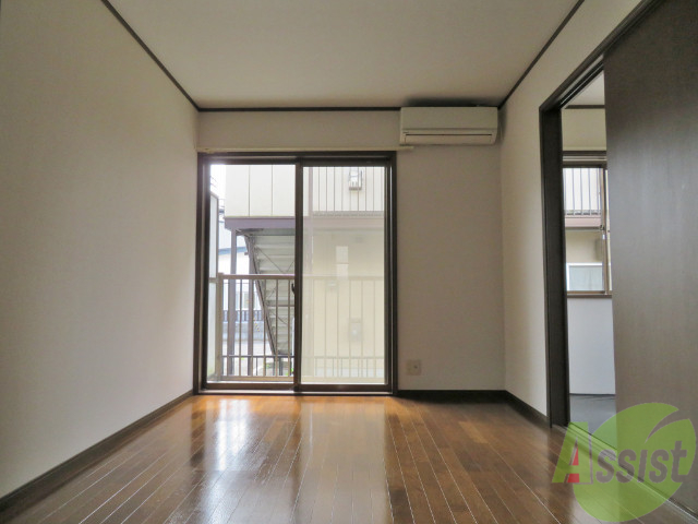 居室・リビング　６帖の洋室です。広々として、きれいですね。