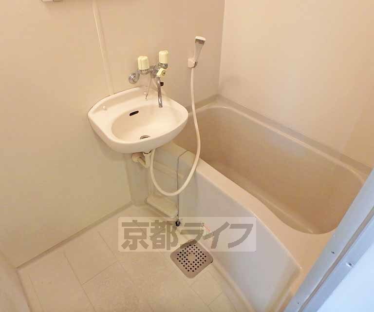 バス・シャワールーム　バスルームです