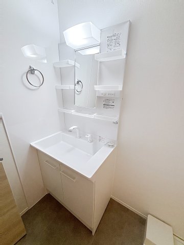 洗面設備　独立洗面台、朝の身支度には欠かせません