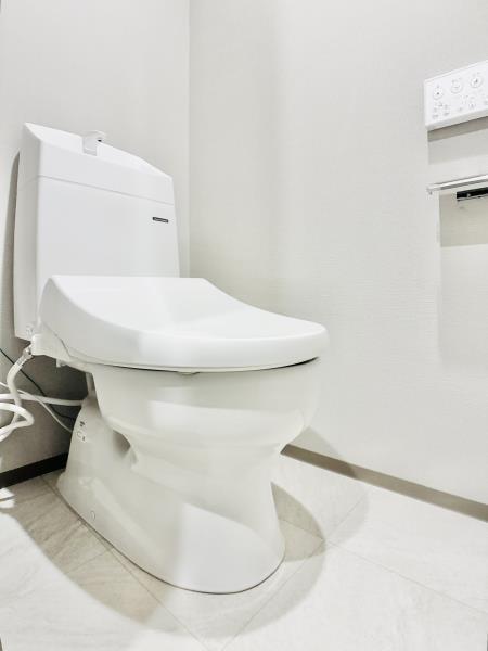 トイレ　落ち着いた色調のトイレです