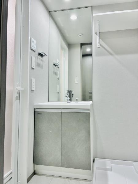 洗面設備　ゆったりとスペースのある洗面所