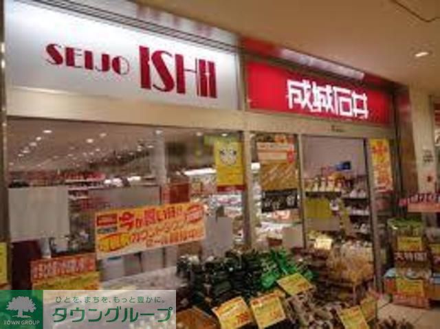 コンビニ　成城石井多摩センター店（コンビニ）まで740m