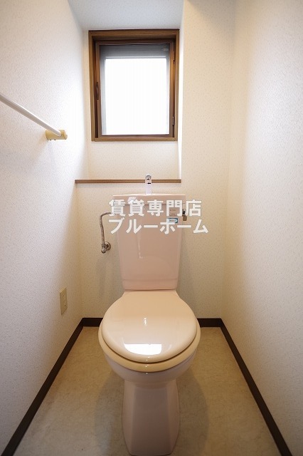 トイレ　窓付きのトイレ！