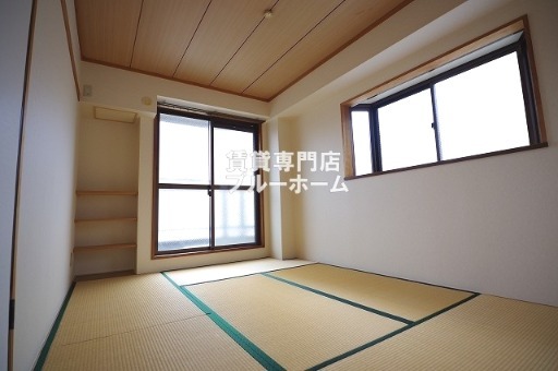 その他　二面採光で明るい和室！