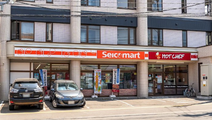 コンビニ　セイコーマート南郷通8丁目店（コンビニ）まで371m