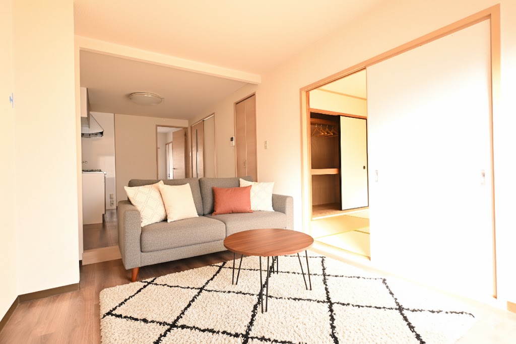 居室・リビング　家具備品はCGによるイメージで、実際の物件には含まれません