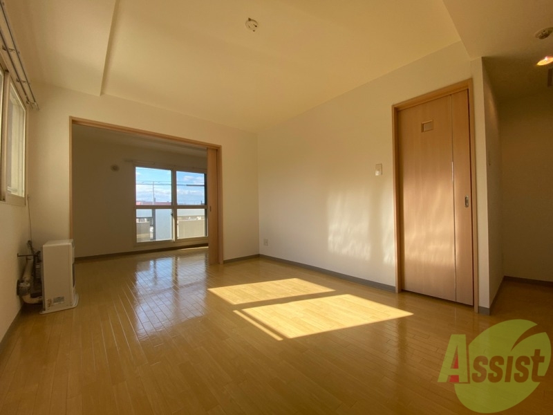 居室・リビング　広くてキレイなお部屋が広がっていて、充実した生活が送れそう。