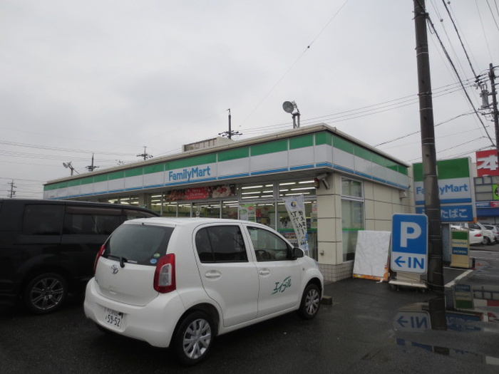 コンビニ　ファミリーマート（コンビニ）まで560m