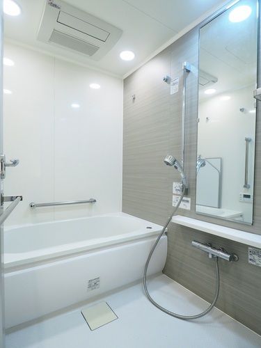 バス・シャワールーム　コンパクトで使いやすいお風呂です