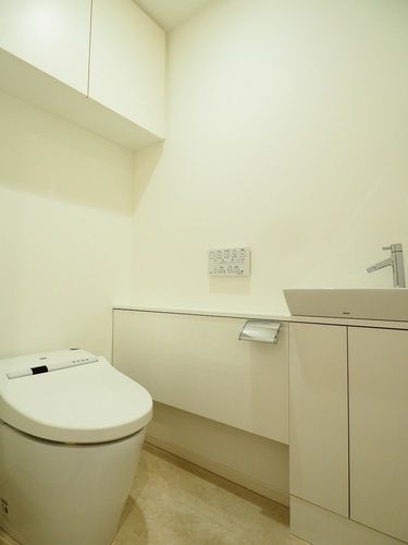 トイレ　落ち着いた色調のトイレです