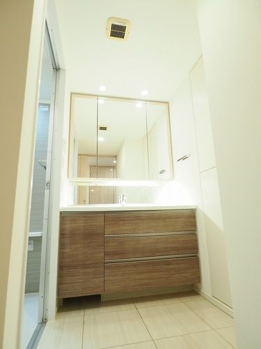 洗面設備　明るい洗面所です