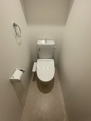 トイレ　温水洗浄便座機能付きです！ （退去前の写真になります）
