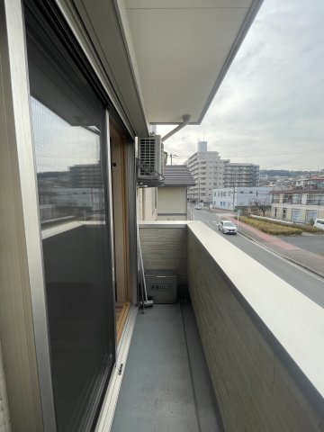 バルコニー　落ち着いた時間を過ごせるバルコニーです （退去前の写真になり