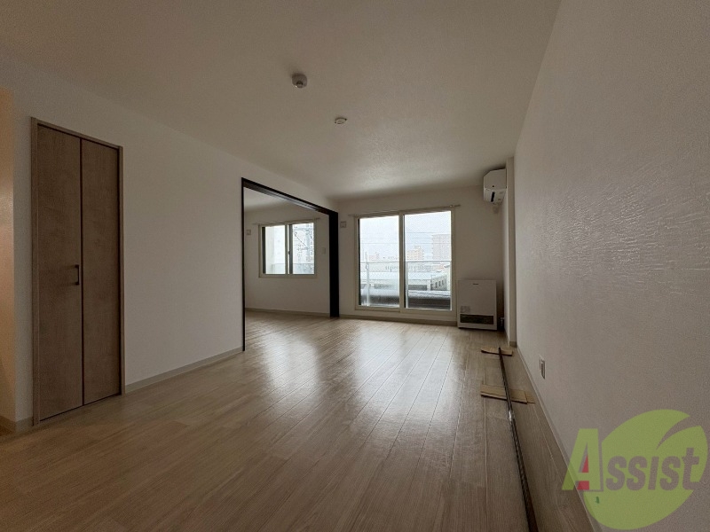 居室・リビング　木目のフローリングは落ち着きのある印象のお部屋になりますね。