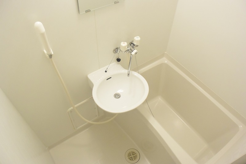 バス・シャワールーム　浴室乾燥機もついています!!