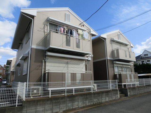 建物外観　高台で日当たり良好。