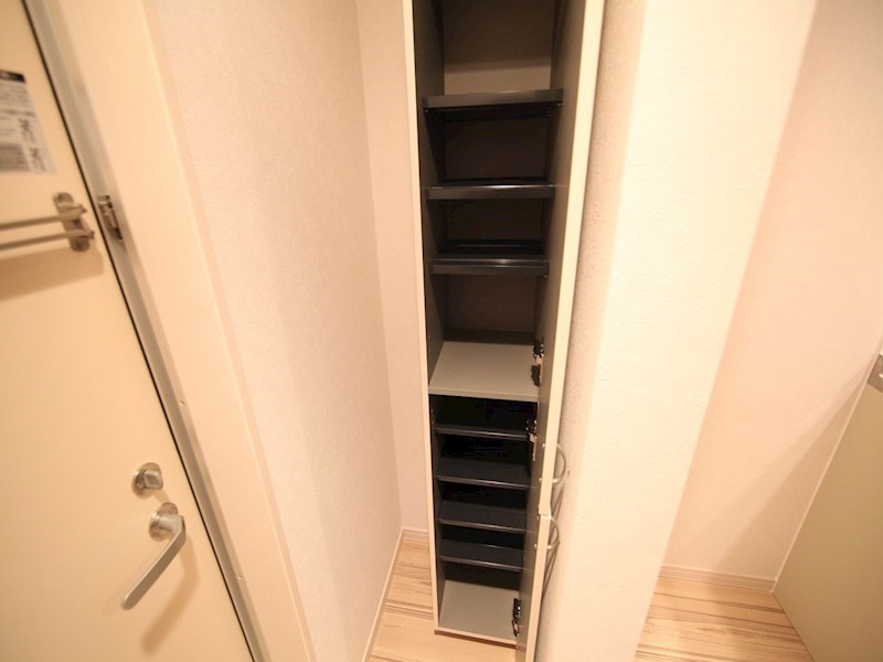 玄関　玄関　シューズボックス付（収納充実してます）
