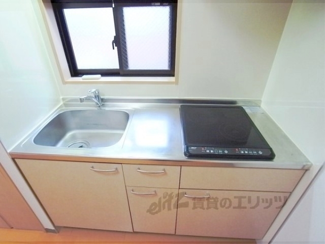 キッチン　キッチンにはうれしい小窓付き