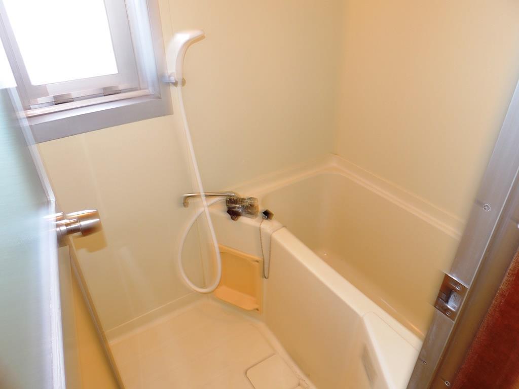 バス・シャワールーム　窓付きの浴室です。