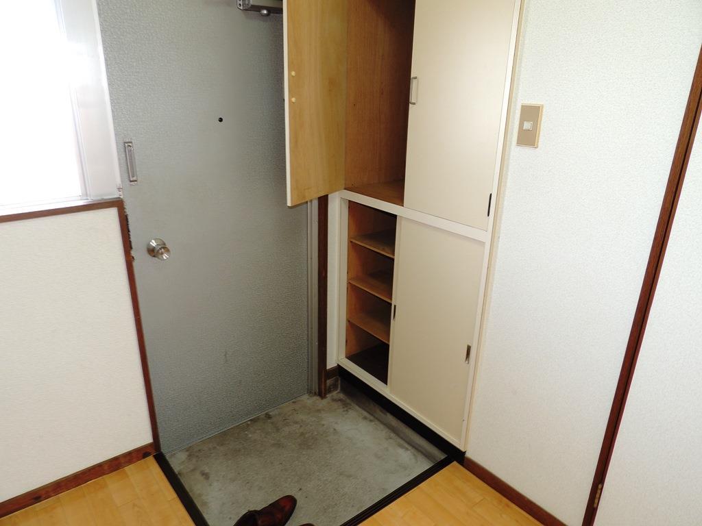 玄関　玄関横の収納スペースです。